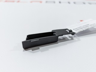 Фитинг для подключения iPhone, ориг. номер 1061289-00-A, Tesla Model X 2015-2021