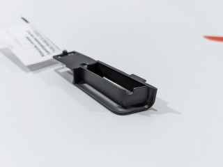 Фитинг для подключения iPhone, ориг. номер 1061289-00-A, Tesla Model X 2015-2021