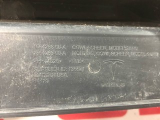 Подкапотная накладка стеклоочистителей, ориг. номер 1564268-00-A, 1564269-00-A, Tesla Model S 2-й рест 2021-2026