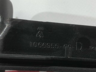 Кронштейн (крепление) коврового покрытия багажника, ориг. номер 1066955-00-D, Tesla Model X 2015-2021
