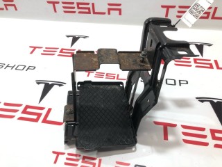 Крепление аккумулятора 12V, ориг. номер 1024085-00-A, 1051743-00-C, 1031029-00-E, 1028668-00-E, Tesla Model S 2012-2016