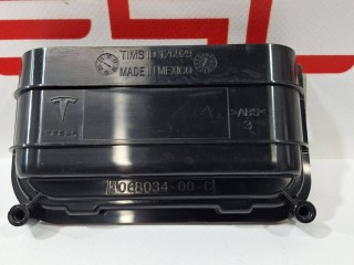 Крышка вентиляционного клапана багажника, ориг. номер 1068034-00-C, Tesla Model X 2015-2021