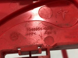Крышка контакта плюс АКБ 12V, ориг. номер 1048955-00-C, Tesla Model S 2012-2016