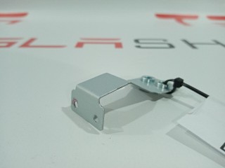 Кронштейн крепления монитора MCU к корпусу, ориг. номер 1453757-00-B, Tesla Model S 2012-2016