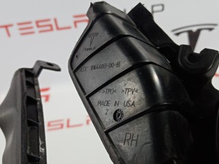 Накладка панели дворников, ориг. номер 1064603-00-B, Tesla Model X 2015-2021
