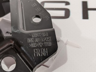 Кронштейн крепления обшивки двери, ориг. номер 1008412-00-B, Tesla Model S 2012-2016