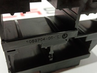 Кронштейн крепления разъема электропроводки приборной панели, ориг. номер 1053704-00-C, Tesla Model S 2012-2016