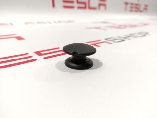 Клипса шпильки крепления грузовой сетки, ориг. номер 1009089-00-A, Tesla Model S 2012-2016