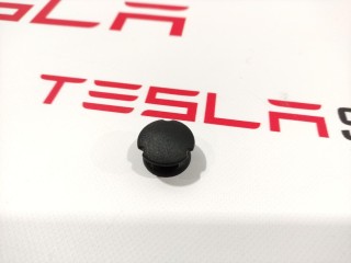 Клипса шпильки крепления грузовой сетки, ориг. номер 1009089-00-A, Tesla Model S 2012-2016