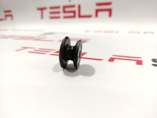 Клипса шпильки крепления грузовой сетки, ориг. номер 1009089-00-A, Tesla Model S 2012-2016