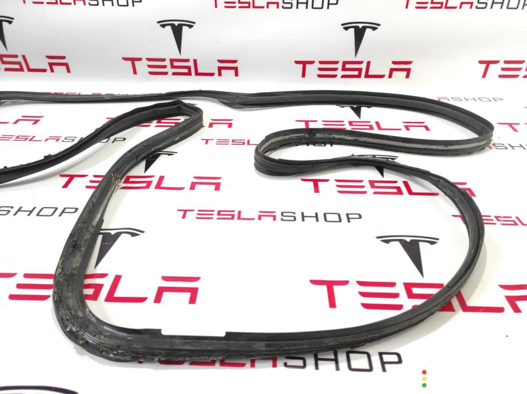 Уплотнитель проема дверного Tesla Model X 2015-2021, 1032470-75-C, фото 1