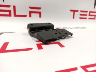 Кронштейн крепления подкапотного пластика, ориг. номер 1501874-00-B, Tesla Model Y 2020-2026