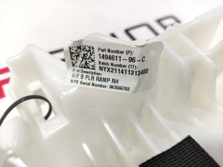Кронштейн накладки, стойки В, ориг. номер 1494611-96-C, Tesla Model Y 2020-2026