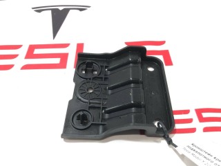 Кронштейн крепления подкапотного пластика, ориг. номер 1501874-00-B, Tesla Model Y 2020-2026