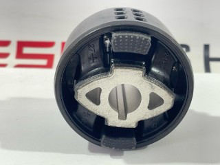 сайлентблок подушки двигателя, ориг. номер 1109297-00-C, Tesla Model Y 2020-2026