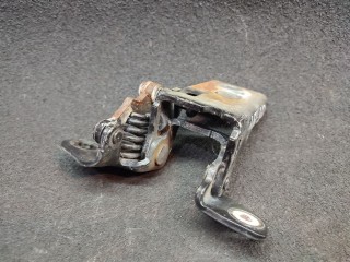 Петля двери передней правой, Chrysler Voyager 2007-2010