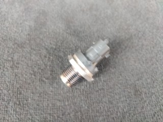 Датчик давления топлива, ориг. номер 0281002937, Chrysler Grand Voyager 2007-2010