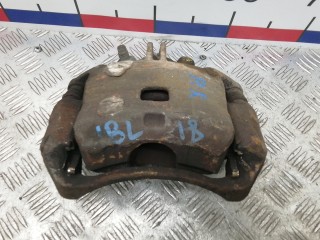скоба суппорта перед., NISSAN NV200 2009-2026
