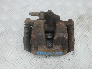 скоба суппорта перед., OPEL CORSA D D 2006-2011