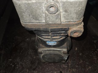 Компрессор пневмоподвески, ориг. номер 1628593, 20429339, LP4974, LP4985, K000236, Volvo FH 2002-2012
