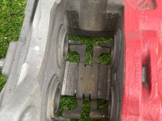 суппорт тормозной передний правый, ориг. номер 20084702-00, Tesla Model Y 1 поколение 2020-2026