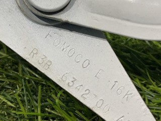 петля крышки багажника правая, ориг. номер FR3B-6342700-AD, Ford Mustang 6 поколение S550 [рестайлинг] 2017-2026