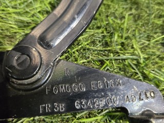 петля крышки багажника правая, ориг. номер FR3B-6342700-AD, Ford Mustang 6 поколение S550 [рестайлинг] 2017-2026
