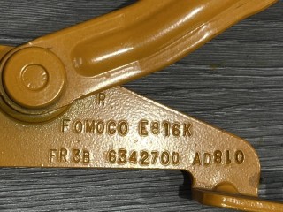 петля крышки багажника правая, ориг. номер FR3B6342700AD, Ford Mustang 6 поколение S550 [рестайлинг] 2017-2026
