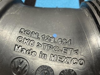 патрубок воздушного фильтра, ориг. номер 5QM129684, Volkswagen Jetta 7 поколение 2018-2022