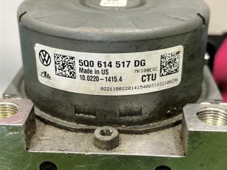 блок ABS, ориг. номер 5Q0614517DG, Volkswagen Jetta 7 поколение 2018-2022