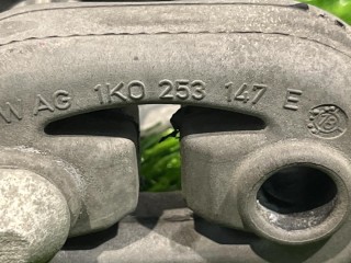 кронштейн глушителя, ориг. номер 1K0253147E, 5Q0253144K, Volkswagen Jetta 7 поколение 2018-2022