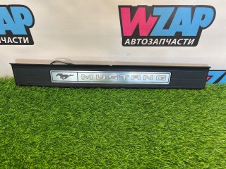 накладка внутренняя на порог, ориг. номер FR3J6313222AAW, FR3B6313222CKW, Ford Mustang 6 поколение S550 [рестайлинг] 2017-2026