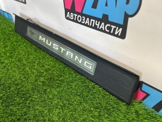 накладка внутренняя на порог, ориг. номер FR3J6313222AAW, FR3B6313222CKW, Ford Mustang 6 поколение S550 [рестайлинг] 2017-2026