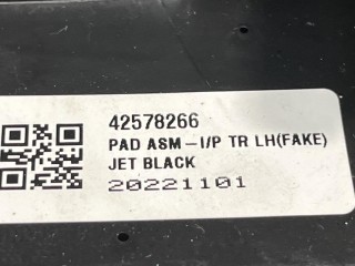 декоративная накладка торпедо левая, ориг. номер 42578266, Chevrolet TrailBlazer 3 поколение [рестайлинг] 2023-2026