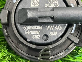 датчик удара в двери передний правый, ориг. номер 5Q0959354, Volkswagen Jetta 7 поколение 2018-2022