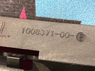 кронштейн (крепление) левый, ориг. номер 1008371-00-E, Tesla Model S 1 поколение [рестайлинг] 2016-2021