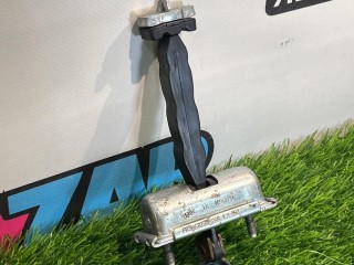 ограничитель открывания двери передней правой, ориг. номер FR3B6323552AA, Ford Mustang 6 поколение S550 [рестайлинг] 2017-2026