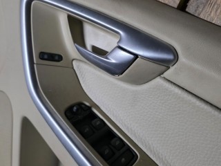 Обшивка двери передней правой (дверная карта), Volvo XC60 2008-2013