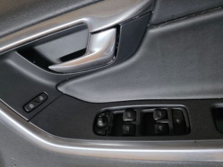 Обшивка двери передней правой (дверная карта), Volvo XC60 2008-2013