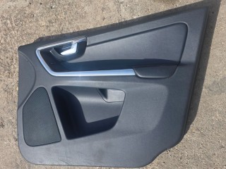 Обшивка двери передней правой (дверная карта) Volvo XC60 2008-2013