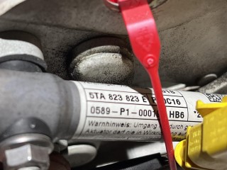 петля капота левая, ориг. номер 5TA823301D, 5TA823823E, Volkswagen Touran 2 поколение 2015-2021