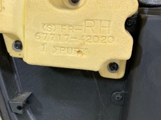 Обшивка двери передняя правая, ориг. номер 6771742020, Toyota Rav 4 (XA30)