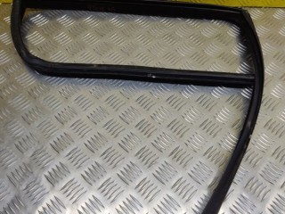 Уплотнитель стекла двери (бархотка) Land Rover Range Rover Evoque I 2011-2015, BJ322B0A20A