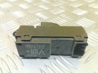 Кнопка стеклоподъемника, ориг. номер MR587955, Mitsubishi L200 2006-2011