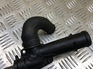 Фланец (тройник) системы охлаждения Volkswagen Amarok Пикап 2010-2016, 2.0 л, МКПП, 03L121131M