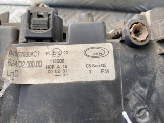 Фара правая, ориг. номер 04857830AC, Chrysler Voyager IV Минивэн 2000-2004