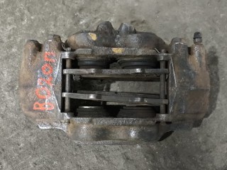 Суппорт передний правый, ориг. номер 4773071010, Toyota Hilux Пикап 2011-2015