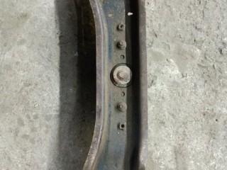 Балка под КПП Mitsubishi L200 Пикап 2006-2011, МКПП, MR995060