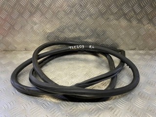 Уплотнитель двери задней левой Toyota Land Cruiser 200 2007-2012, левый руль, 6787260110