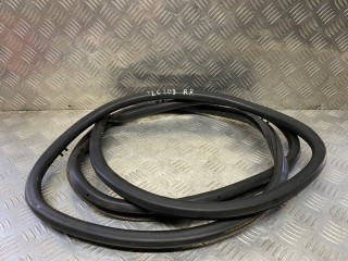 Уплотнитель двери задней правой Toyota Land Cruiser 200 2007-2012, левый руль, 6787160110